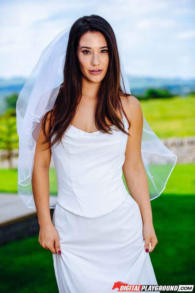 Sexy Bride Eva Lovia Strips Off Her Wedding Dress (1/15)