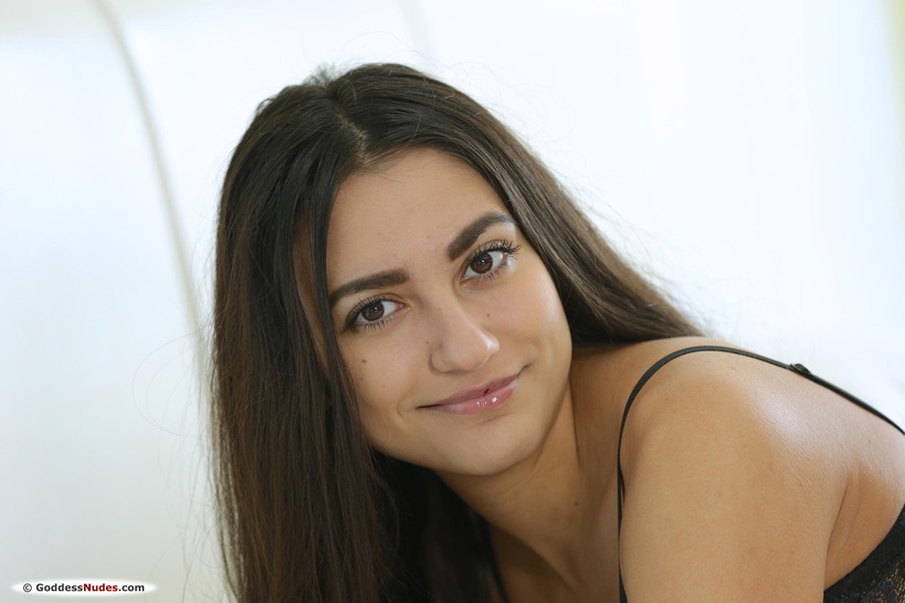 Latina Girl Cira Nerri Nude In The Bed (1/15)