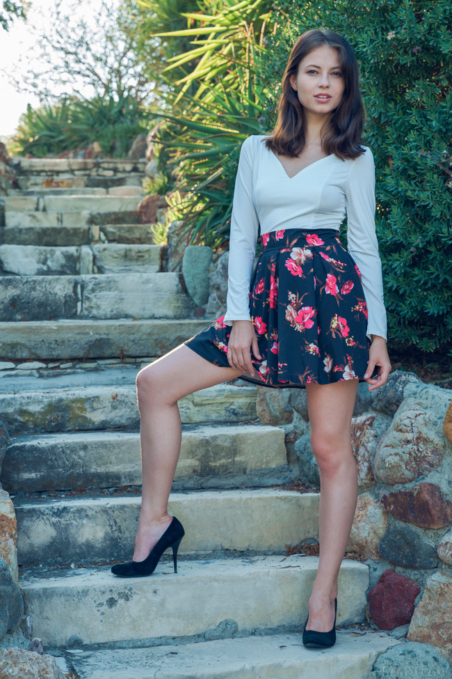 Seductive Teenie Hilary Gets Nude In The Garden (1/21)