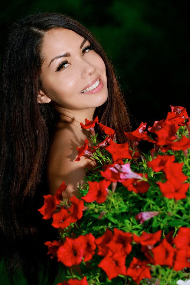 Pretty Brunette Girl Romana Strips In The Nature (18/18)