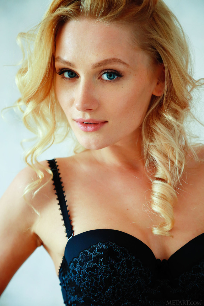 Gerda slips the strap from her bra (8/21)