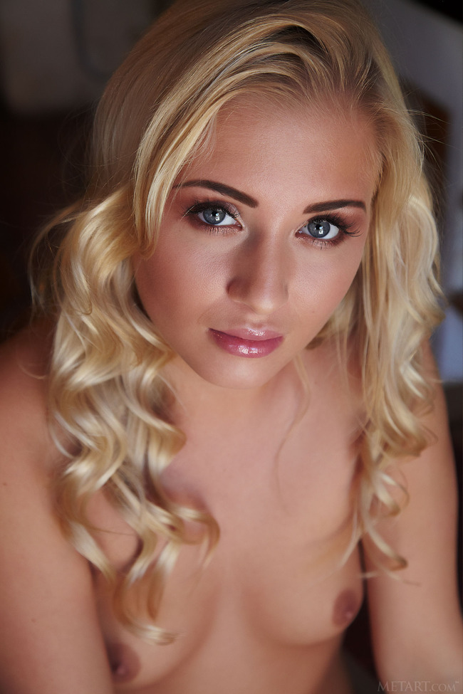 Beautiful Blonde Cayla Gets Nude (8/21)