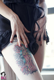 Kemper Teasing With Her Colored Tattoo 02