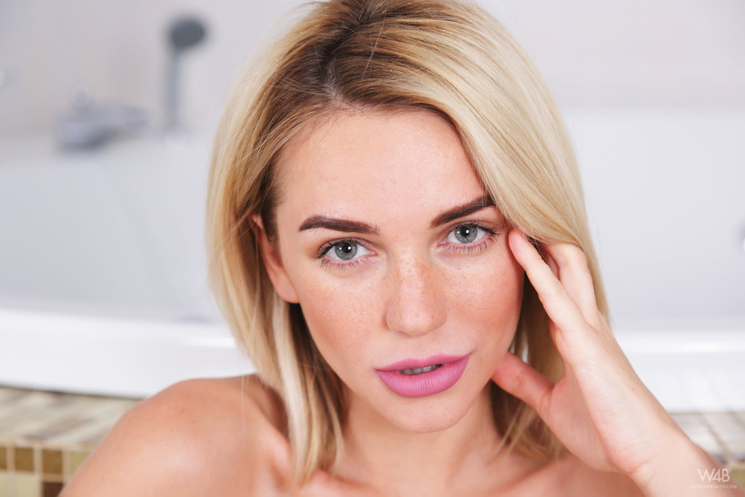 Horny In The Bathroom (16/21)